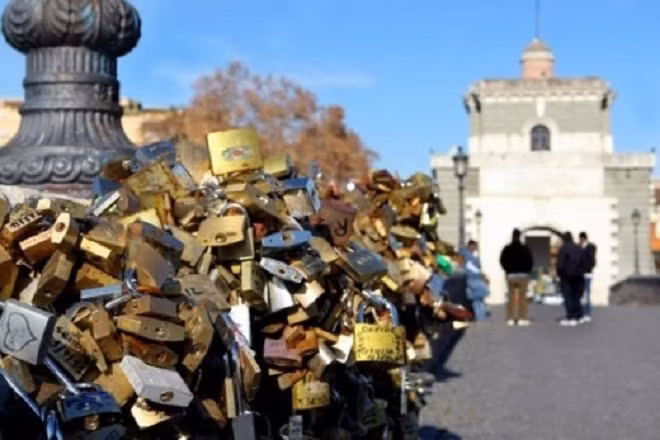  Cây cầu tình ái Milvio – Rome – Italia, ở đây các cặp tình nhân ở đất nước này tin rằng, chỉ cần khắc tên mình lên ổ khóa, treo nó lên then cột đèn trên cầu Milvio, một cây cầu cổ nhất của thủ đô Rome, sau đó thì cùng ném chiếc chìa khóa xuống sông Tevere thì họ sẽ có một tình yêu vĩnh cửu.