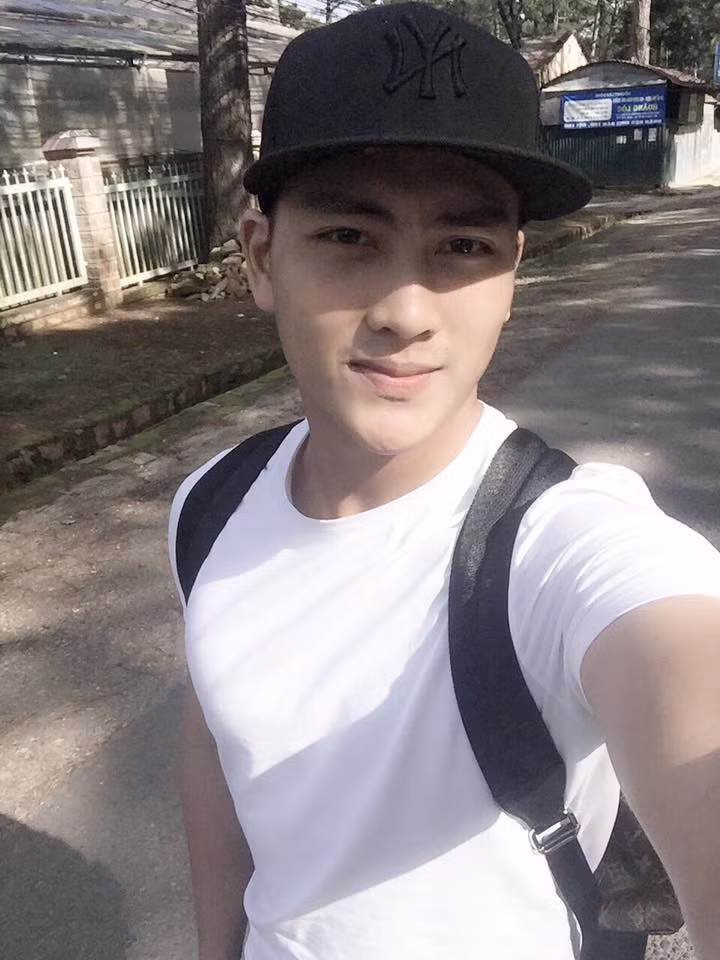 Bá Nam hiện tại đã có người yêu. Điều này khiến không ít cô gái trẻ, dân mạng tiếc nuối bởi đơn giản Bá Nam quá đẹp trai, quá đáng yêu và cũng có công việc, phong thái nghề nghiệp rất dễ hấp dẫn phái đẹp.
