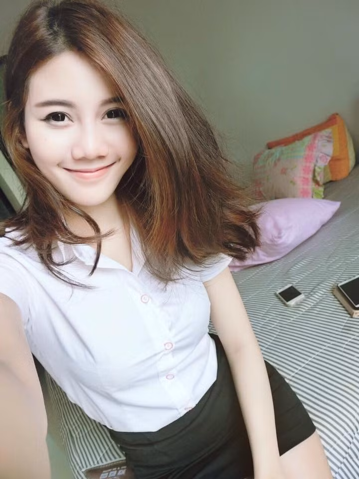 Thân hình bốc lửa và khuôn mặt xinh xắn của cô gái trẻ khiến nhiều dân mạng tò mò. Nhiều bạn trẻ thi nhau lên mạng truy tìm danh tính, thông tin của nữ sinh khoe dáng trong thư viện và phát hiện ra đây là một nữ sinh của một trường đại học danh tiếng.