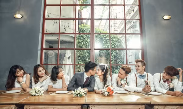 Họ không phải là bạn thật của cô dâu, chú rể nên cũng mất một thời gian ngắn để mọi người làm quen, dẹp bỏ ngại ngùng và cùng đùa vui, tạo nên khoảnh khắc tuyệt vời trong bộ ảnh cưới.