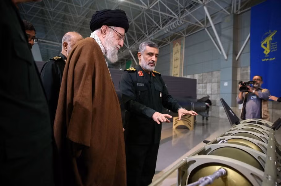 Lãnh đạo tối cao Iran là Đại giáo chủ Ali Khamenei cũng như các quan chức Tehran buộc phải nói rằng "Trục kháng chiến" chưa bao giờ là một khái niệm, Tehran chỉ hỗ trợ các nhóm vũ trang thay vì kiểm soát hành động của họ.