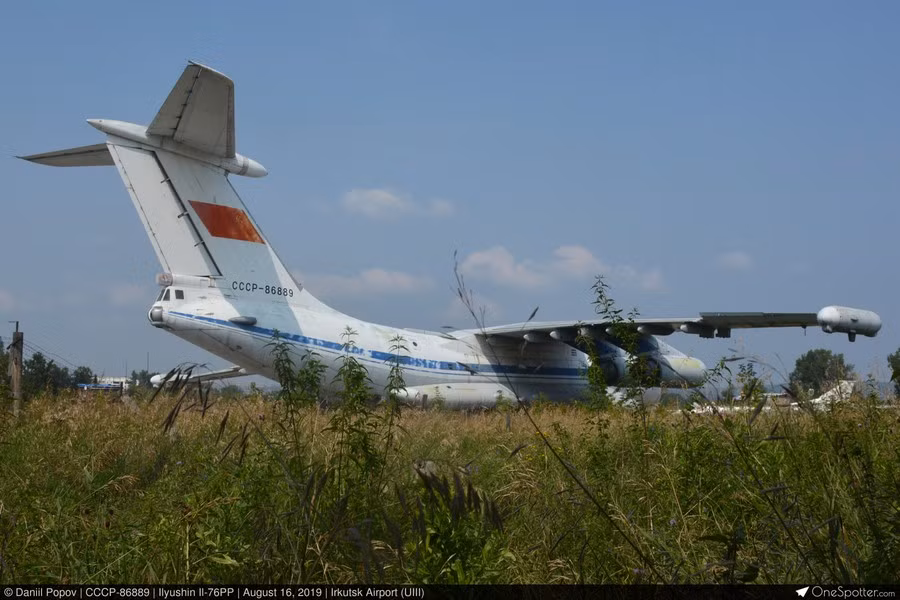 Thực tế là việc lắp đặt tổ hợp EW Landysh chiếc trên IL-76PP đòi hỏi phải có thay đổi khá lớn, đặc biệt là lắp đặt nguồn điện bổ sung. Để giải quyết vấn đề này, các nhà thiết kế đã lắp đặt thêm 2 máy phát điện dựa trên động cơ máy bay AI-24VT.