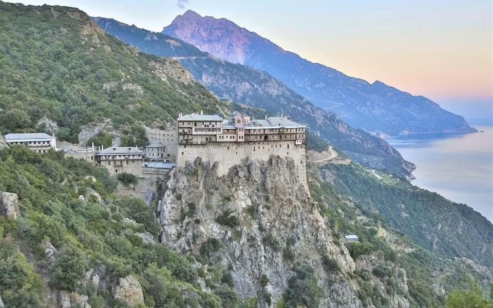 Núi Athos đã được UNESCO công nhận là Di sản thế giới từ năm 1988. Nơi đây, các tu viện Athonite có một bộ sưu tập phong phú các hiện vật được bảo quản tốt, sách quý hiếm, tài liệu cổ và tác phẩm nghệ thuật có giá trị lịch sử to lớn.