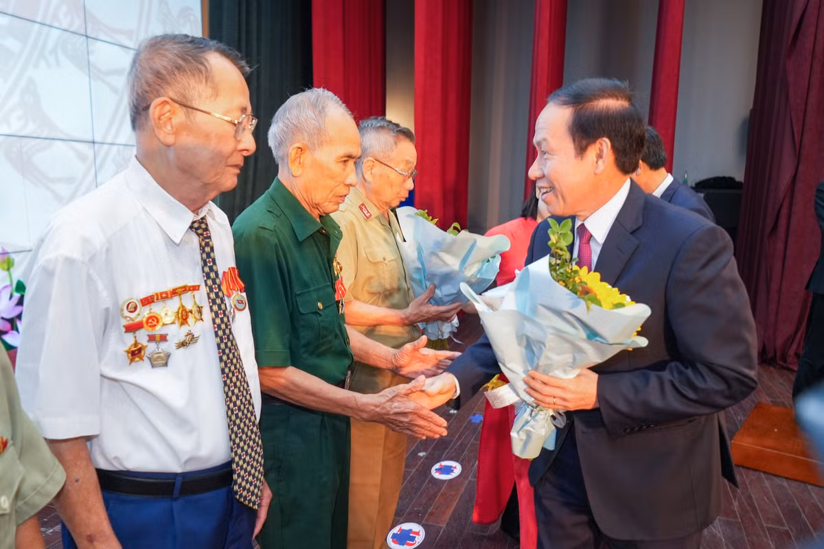 Hai Phong: Gap mat tri an cac chien si Dien Bien-Hinh-2