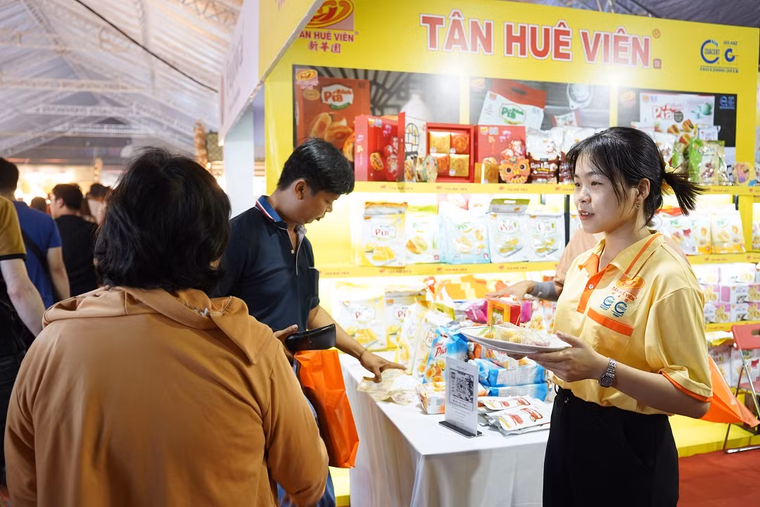 Khách Tây tấm tắc khen đồ ăn Việt tại Lễ hội ẩm thực - Hình 4 Khach Tay tam tac khen do an Viet tai Le hoi am thuc-Hinh-4