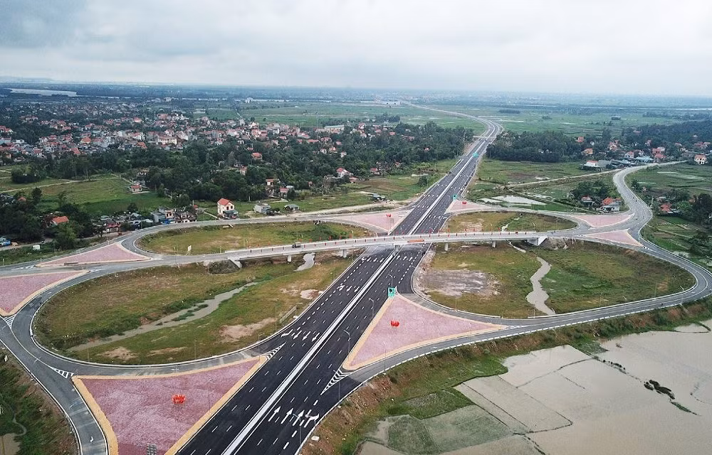 Dự án đường ven sông giai đoạn một (Từ nút giao Đầm Nhà Mạc đến đường tỉnh 338) được triển khai từ tháng 6/2021, dự kiến hoàn thành vào cuối năm 2023. Dự án có tổng mức đầu tư sau khi điều chỉnh hơn 2.100 tỷ đồng từ nguồn ngân sách tỉnh Quảng Ninh. Ảnh: Đường cao tốc Hạ Long - Hải Phòng. 