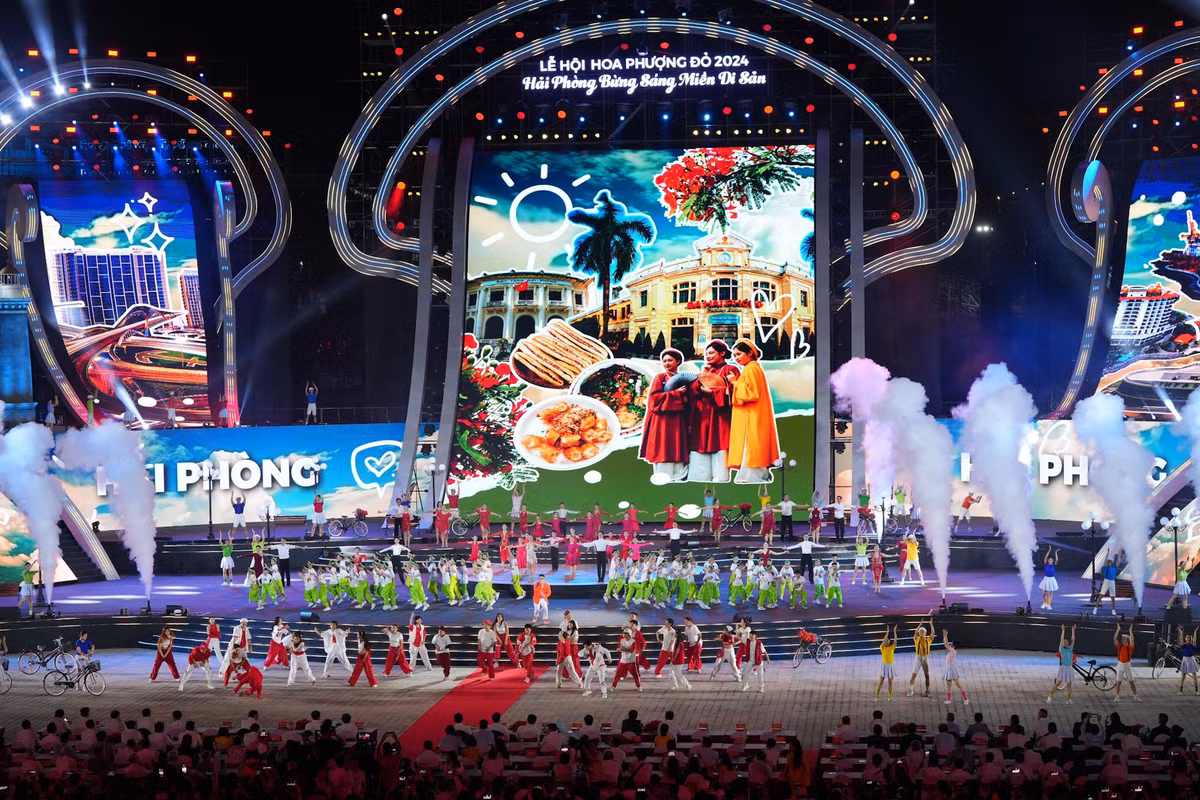 Ruc ro sac mau Le hoi Hoa Phuong Do 2024-Hinh-4