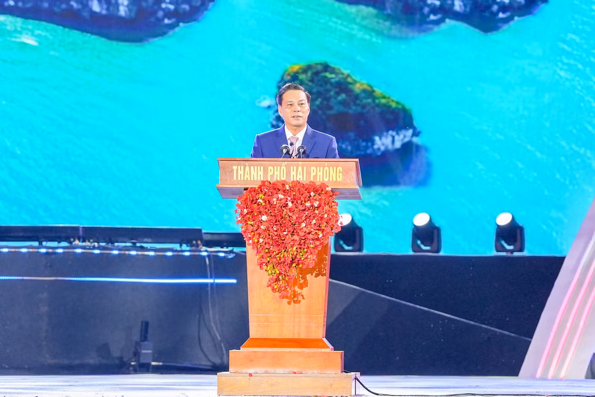 Ruc ro sac mau Le hoi Hoa Phuong Do 2024-Hinh-2