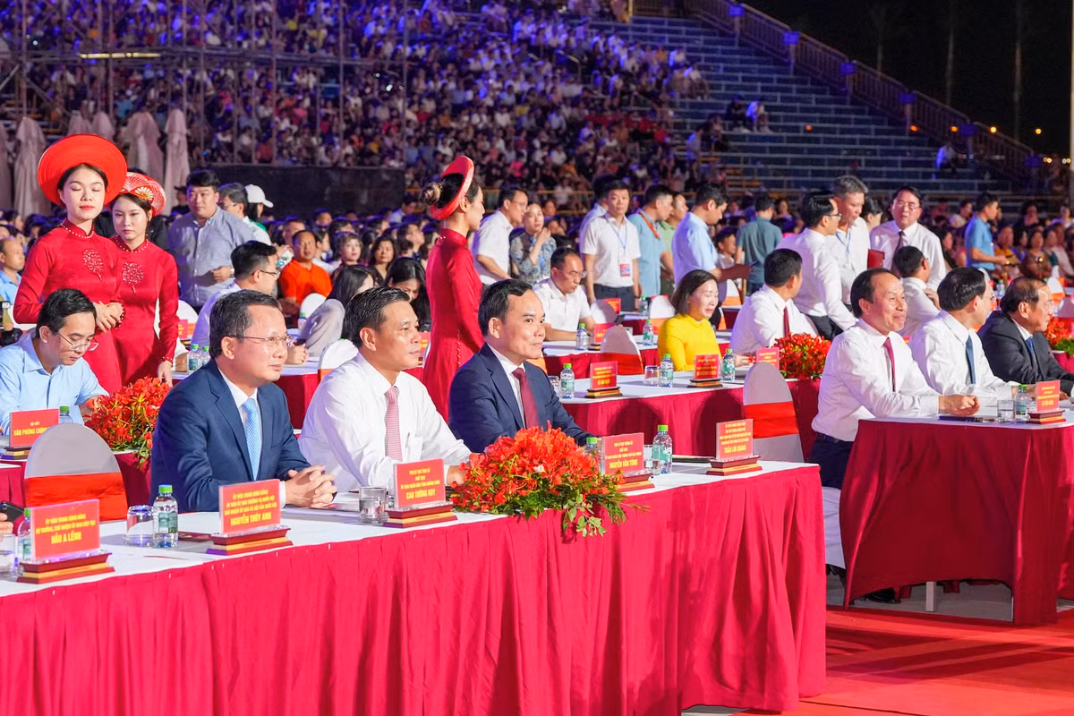 Ruc ro sac mau Le hoi Hoa Phuong Do 2024