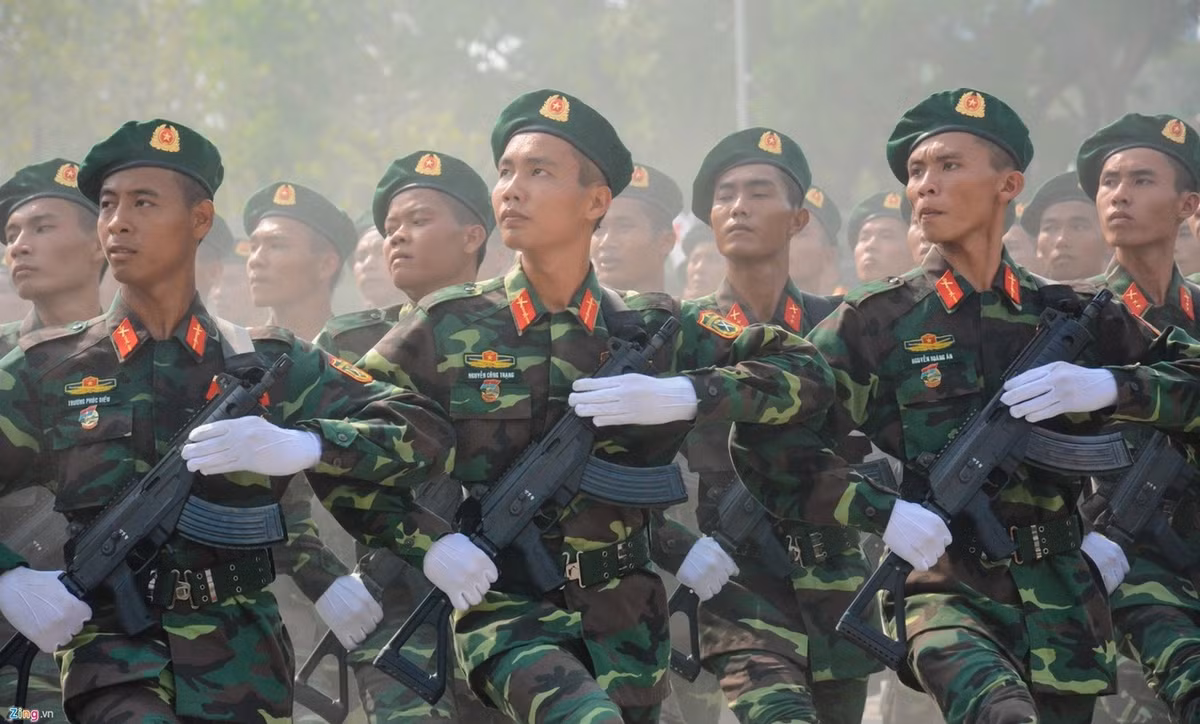 Quan doi Viet Nam dieu binh voi sung truong tu che tao