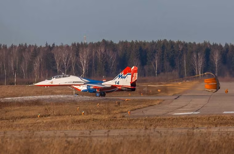 Tiêm kích MiG-29UB hạ cánh sau bài bay.
