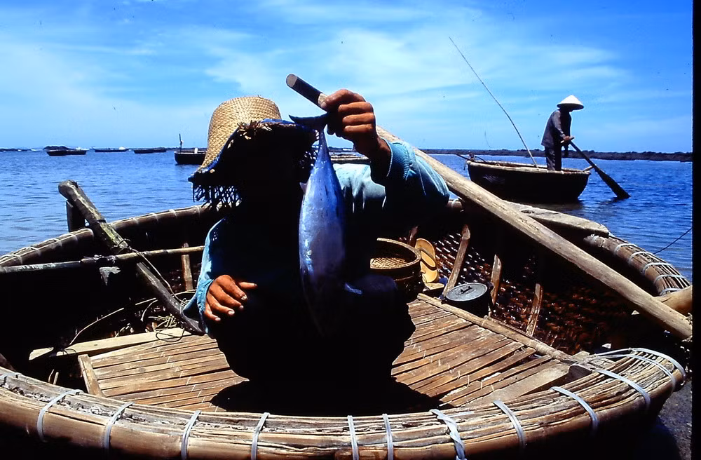 Người ngư dân khoe chú cá tươi rói vừa câu được.