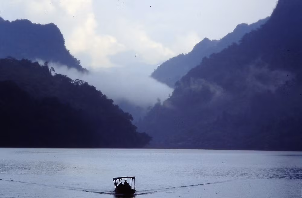 Mây mù che phủ những ngọn núi bên hồ.