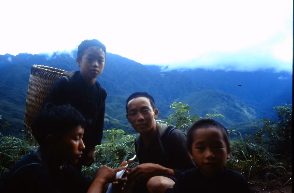 Nam giới và trẻ em người H'mông ở Sapa.