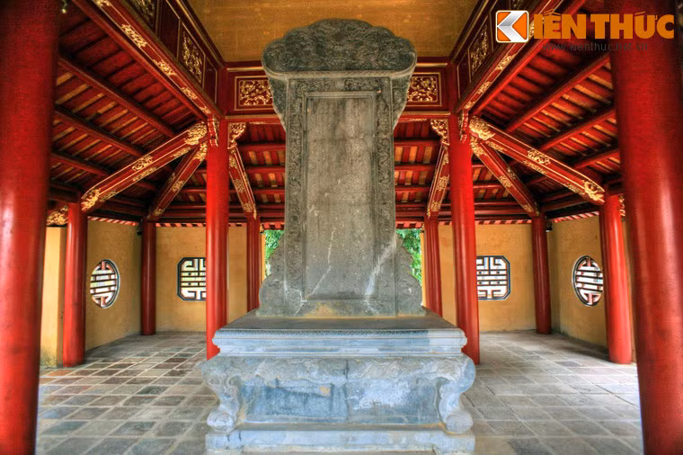 Bia được chạm khắc tinh tế và sắc sảo.