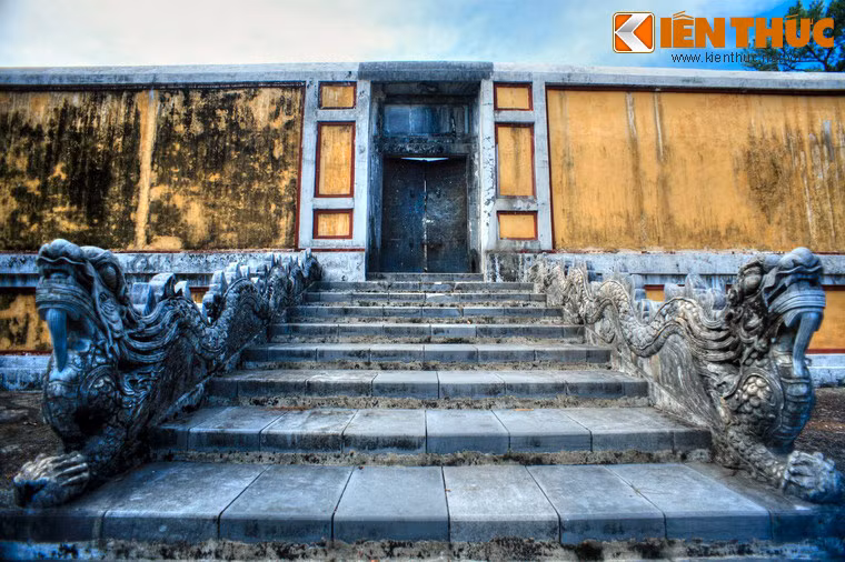 Tổng thể khu lăng Thiên Thọ chia làm 3 khu vực: Phần chính giữa là khu lăng mộ của vua và hoàng hậu, bên phải là khu vực tẩm điện, bên trái là Bi Ðình.