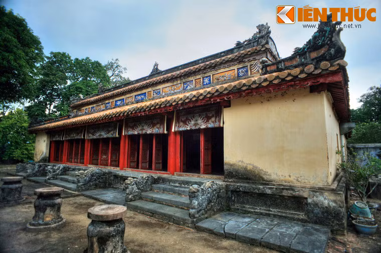 Bên trong điện Minh Thành, ngày trước có thờ nhiều kỷ vật gắn bó với cuộc đời chinh chiến của vua Gia Long như cân đai, mũ, yên ngựa. Sau các biến động thời cuộc, những kỷ vật này không còn nữa.