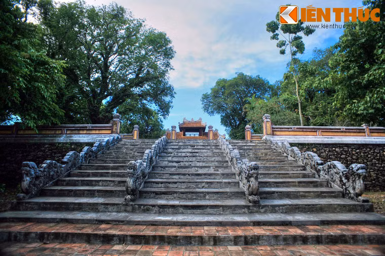 Do điều kiện xa xôi (trước kia phải qua đò, nay đã có cầu phao, nhưng chỉ xe máy qua được), nên lăng Gia Long không phải là một điểm đến thu hút du khách tham quan.