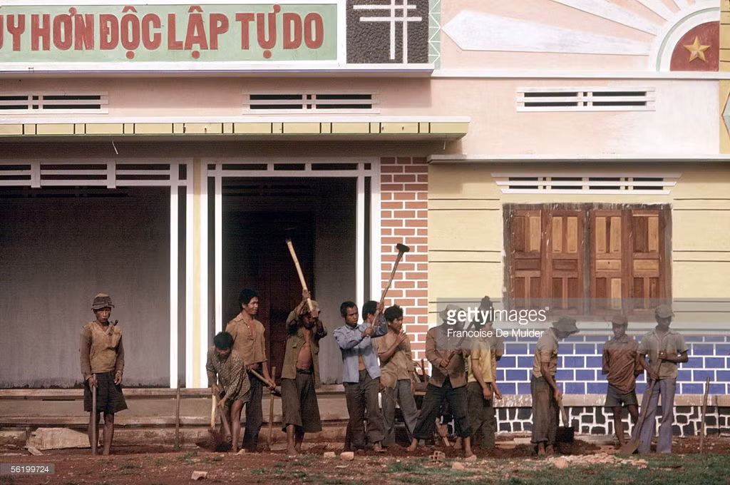 Các công nhân bảo trì đường quốc lộ ở Buôn Ma Thuột.