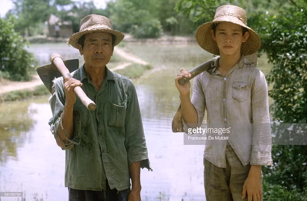 Cậu bé con lai này đã bị mẹ ruột bỏ rơi từ khi còn rất nhỏ.