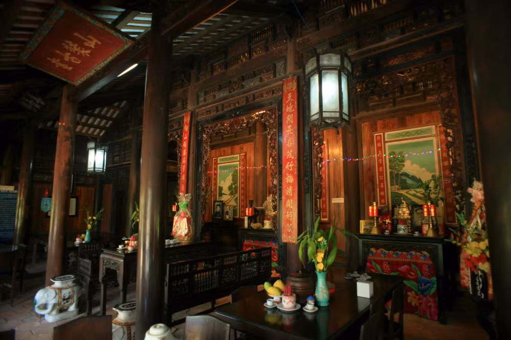 Khung nhà làm hoàn toàn bằng các loại gỗ quý như cẩm lai, gõ đỏ, gõ mật...