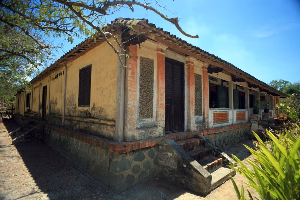 Ngôi nhà có diện tích mặt bằng 882 m2 trong một khu vườn rộng 4.044 m2, mặt chính quay về hướng Tây Bắc.