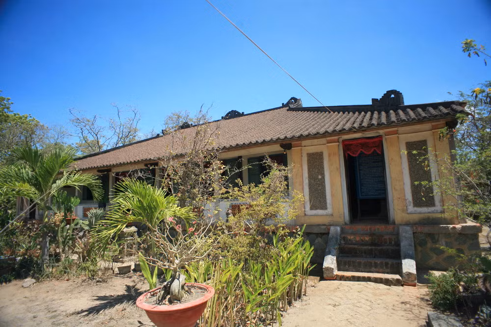 Theo tư liệu của gia đình, ngôi nhà do ông Trần Văn Hoa (lúc bấy giờ là Hương Sư làng Long Hựu, tổng Lộc Thành Hạ, tỉnh Chợ Lớn) cho xây dựng vào những năm 1901-1903. Công trình do một nhóm thợ miền Trung thực hiện.