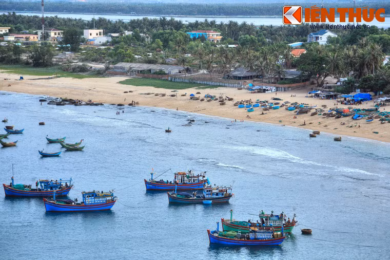 Dưới thời vua Minh Mạng, vịnh Xuân Đài là nơi diễn ra hoạt động ngoại giao đầu tiên giữa Việt Nam và Mỹ. Cũng tại đây, vào tháng 4/1945, tàu hải quân Nhật bị máy bay Đồng Minh bắn chìm. Nhiều di vật lịch sử như súng thần công cũng đã được tìm thấy tại Xuân Đài.