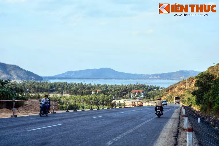 Nằm dưới chân dốc Găng thuộc địa phận các xã Xuân Thọ, Xuân Thịnh và thị xã Sông Cầu, vịnh Xuân Đài là một thắng cảnh nổi tiếng của tỉnh Phú Yên.