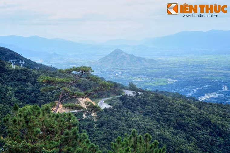 Con đèo này có lịch sử hình thành từ cuối thế kỷ 19. Sau khi Yersin phát hiện ra Đà Lạt năm 1893, năm 1897 trong kế hoạch xây dựng thành phố này viên toàn quyền Doumer đã phái một nhóm nghiên cứu thực địa nhằm lập bản đồ mở tuyến đường từ Phan Rang lên Đà Lạt.