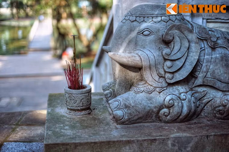Trong vườn còn có đền Sưa nằm trên núi Nùng, được xây dựng vào thế kỷ 19.