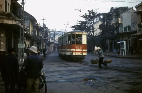 Tàu điện ở Hà Nội năm 1977.