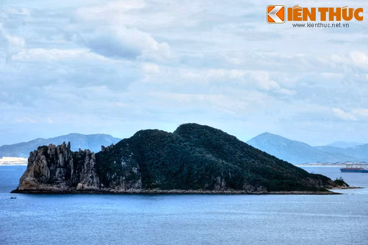 Đối với những du khách ưa khám phá, đèo Cả là một cung đường có những cảnh đẹp không thể bỏ qua của của đất Phú Yên. Ảnh: Hòn Nưa của Phú Yên nhìn từ đèo Cả.