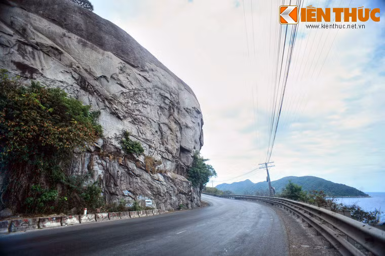 Nằm trên dãy núi Đại Lãnh ở chỗ giáp ranh của hai tỉnh Phú Yên và Khánh Hòa, trên Quốc lộ 1A, đèo Cả là một con đèo lớn, hiểm trở và gắn liền với nhiều sự kiện lịch sử quan trọng của Việt Nam. Ảnh: Cua Đá Đen - khúc cua nổi tiếng vì sự nguy hiểm ở đèo Cả.