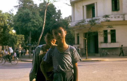Trẻ em Hà Nội năm 1977. Ảnh chụp phía trước khách sạn dành cho phi hành đoàn ở trung tâm thành phố.