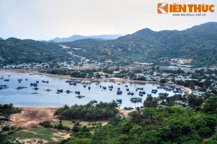 Mặt nước phẳng lặng của vịnh là nơi neo đậu lý tưởng cho các loại tàu thuyền.