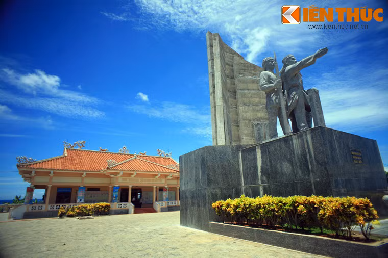 Đảo Lý Sơn (tỉnh Quảng Ngãi) là nơi lưu giữ nhiều tài liệu quan trọng chứng minh quần đảo Hoàng Sa, Trường Sa là của Việt Nam từ bao đời nay. Hiện nay, những hình ảnh, tư liệu, hiện vật quý giá ấy đã được quy tụ tại Bảo tàng hải đội Hoàng Sa kiêm quản Trường Sa đặt tại trung tâm của đảo.