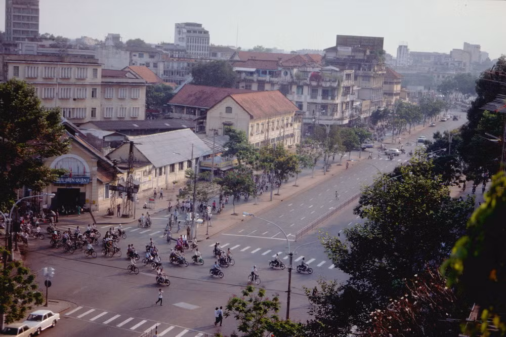 Ngã tư Lê Lợi - Pasteur với bưu điện Quận 1 (nay là tòa nhà Sài Gòn Center) ở góc trái.