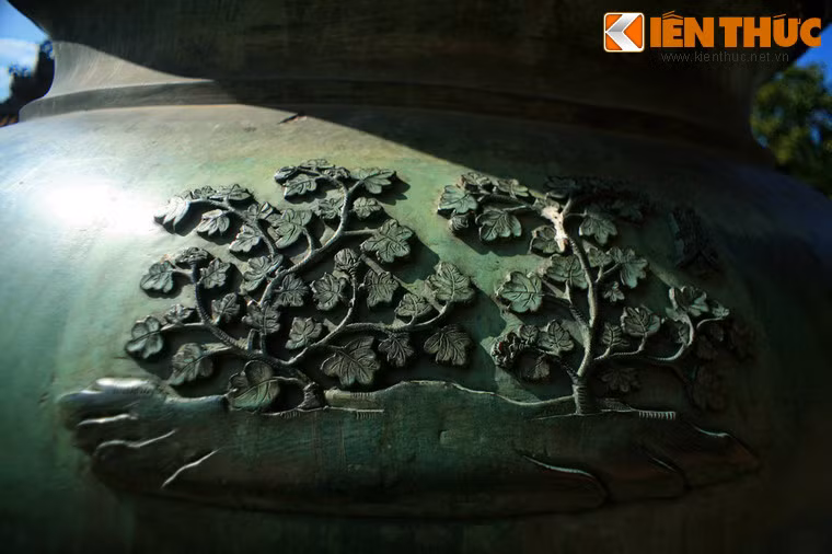 Mỗi đỉnh được chạm khắc 17 bức họa tiết và 1 bức họa thư, gồm các chủ đề về vũ trụ, núi sông, chim thú, sản vật, vũ khí...