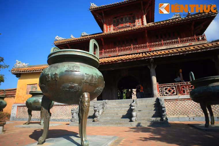 Đỉnh hay vạc vốn là đồ để nấu ăn thời xưa, được đúc bằng kim loại, thường có hai quai và ba chân, nhưng được các bậc vua chúa tôn lên là tượng pháp để tượng trưng cho quyền lực thống trị của nhà nước quân chủ. Trước khi có Cửu Đỉnh, các vua chúa nhà Nguyễn từng cho đúc nhiều đỉnh đồng để xác định quyền uy của triều đại.