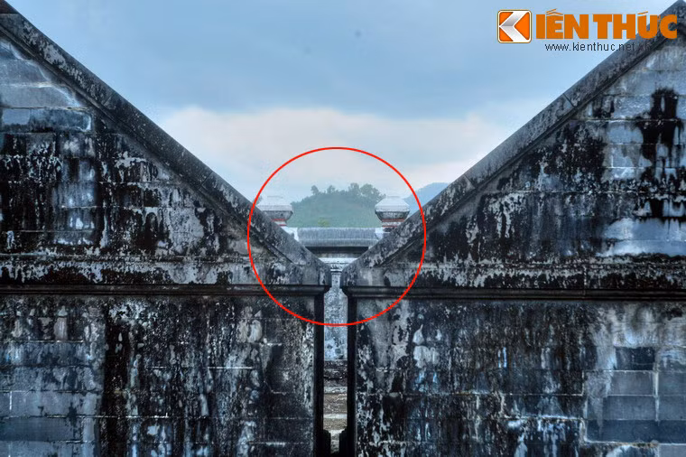 Khi nhìn vào vị trí thẳng góc của nơi tiếp giáp giữa phần nóc hai ngôi mộ, sẽ nhận ra đỉnh Đại Thiên Thọ nằm ở vị trí chính giữa, chính xác đến "không sai một li".