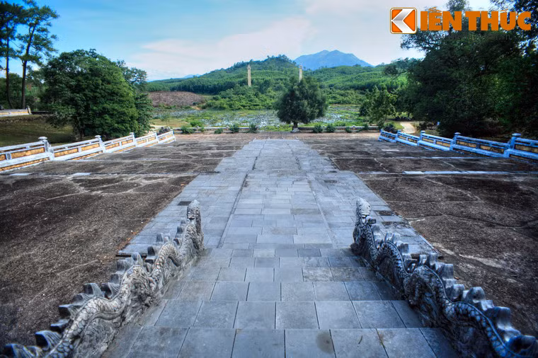 Đây là một khu vực có 42 ngọn núi lớn nhỏ, trong đó ngọn Đại Thiên Thọ là lớn nhất được chọn làm tiền án (bình phong che phía trước) của lăng.