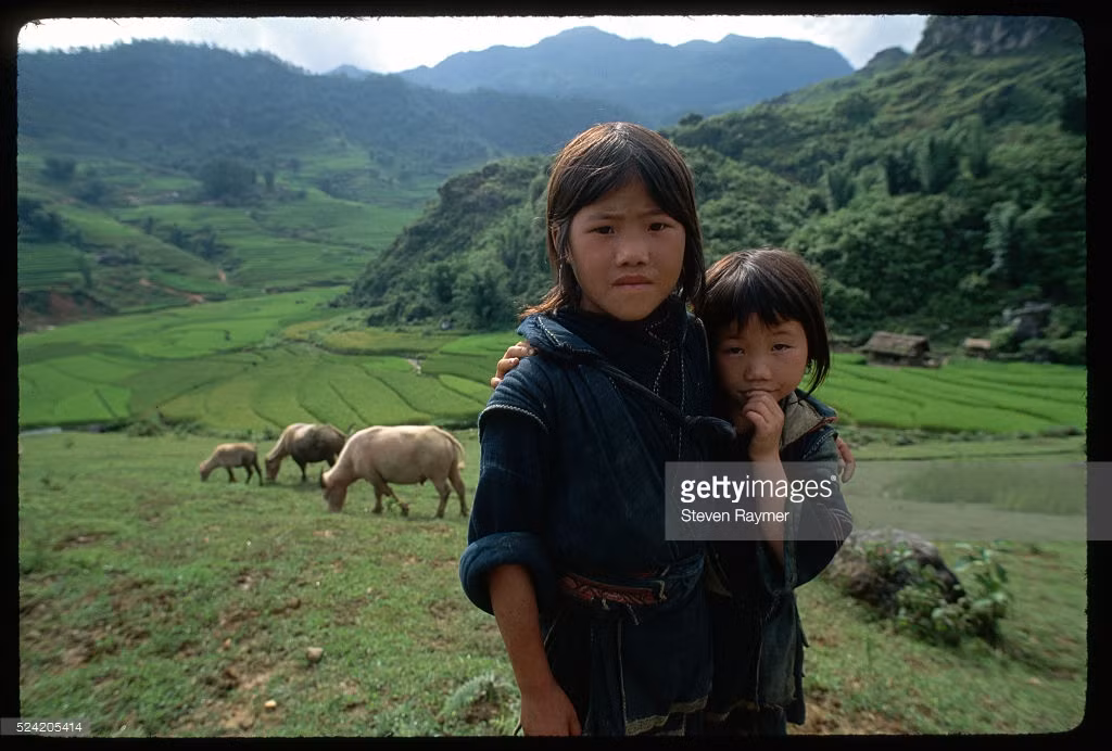 Hai em bé H'Mông ở vùng núi Hoàng Liên.