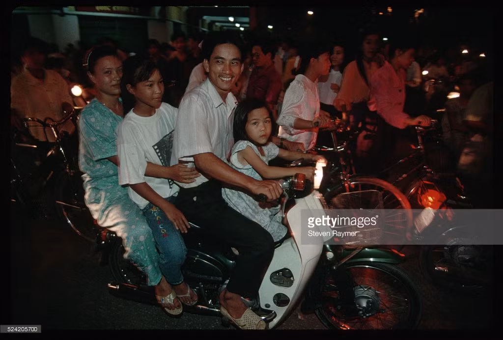 Một gia đình trên xe máy, tối 2/9/1993.