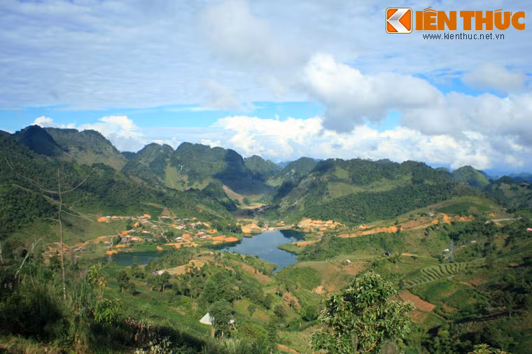 Trên lưng chừng đèo Pha Đin thường mịt mờ mây phủ, dưới chân đèo là những bản làng lác đác. Đứng trên dốc đèo phía tỉnh Điện Biên nhìn xuống du khách sẽ thấy thung lũng Mường Quài trải rộng với ngút ngàn màu xanh của đồi núi, thấp thoáng những làng bản đầu tiên của huyện Tuần Giáo.