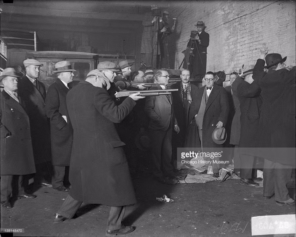 Capone đã bị bắt giam vào năm 1931, trong khi Moran mất quá nhiều tay chân quan trọng và không còn khả năng kiểm soát địa bàn của mình. Ảnh: Hiện trường vụ thảm sát được dựng lại.