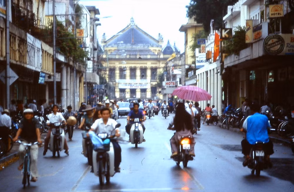 Trên phố Tràng Tiền.