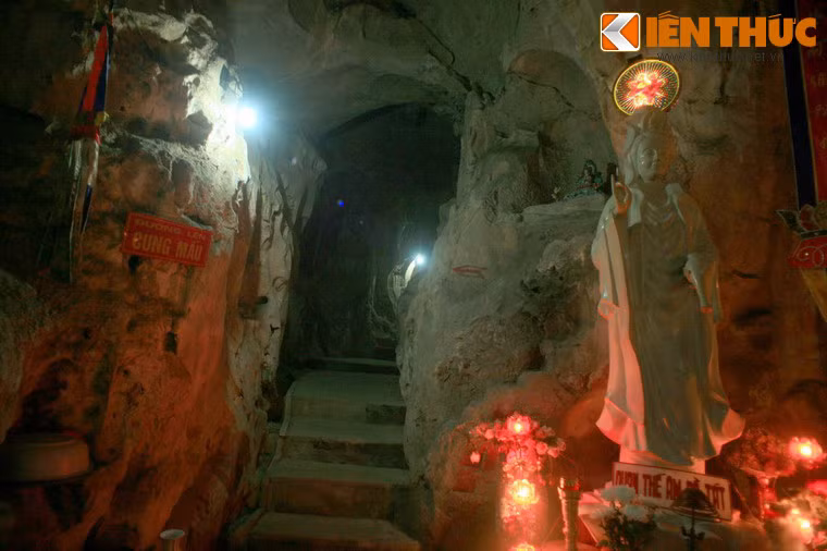 Có truyền thuyết khác kể về hai ông Tiên ngồi đánh cờ đến sáng không về trời, đã hóa đá...