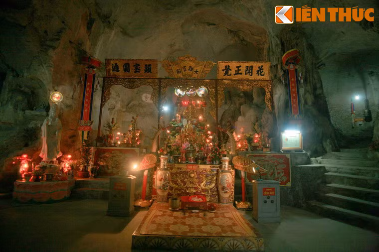 Sự tích của chùa qua các chuyện kể dân gian đều tập trung vào Ông Tiên ngự trên núi, đã dẫm chân xuống đá biến thành giếng Tiên có đầy nước trong vắt cho dân làng dùng trong những năm hạn hán.