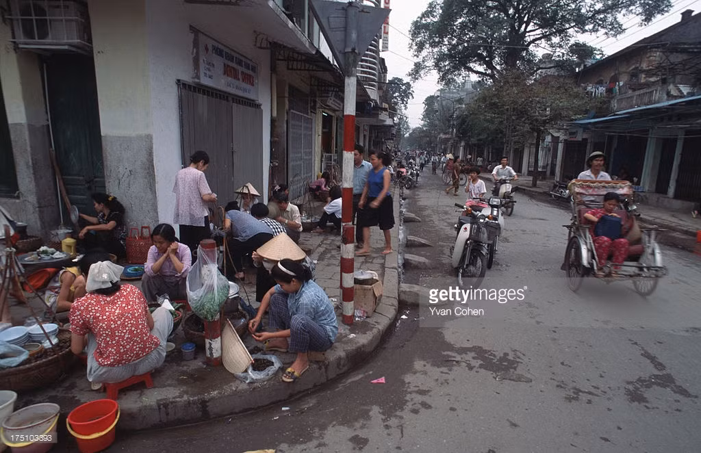 Những gánh hàng rong tại một ngã tư.